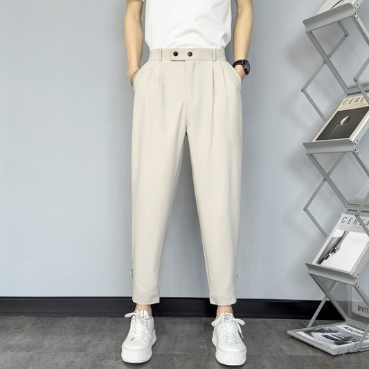 アイボリーパンツのフロントビュー 軽やかで春夏に最適