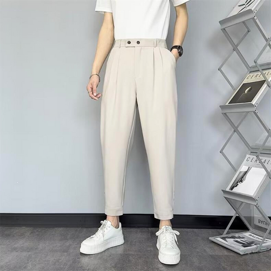 30代メンズ向けアイボリーの9分丈パンツ 着こなしやすいきれいめシルエット