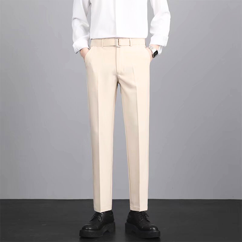 アイボリー系のパンツを着用した爽やかな春スタイル