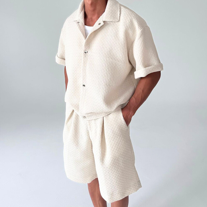 凹凸感のある生地で表情豊かな印象を与える夏服