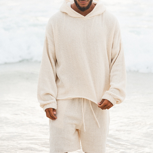 30代メンズ向け、ワッフル調ニット素材のアイボリーセットアップ。夏も秋も映える大人のリラックスコーデ。