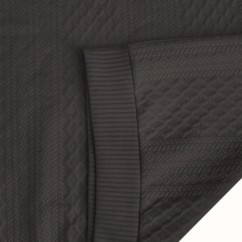 ブラックセットアップの裾口と素材感アップ