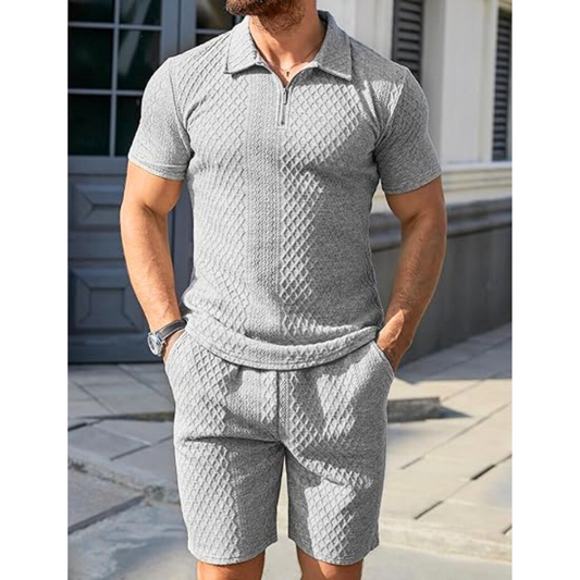 立体編みジャガード素材のジップポロセットアップ(グレー)を着こなす30代メンズ