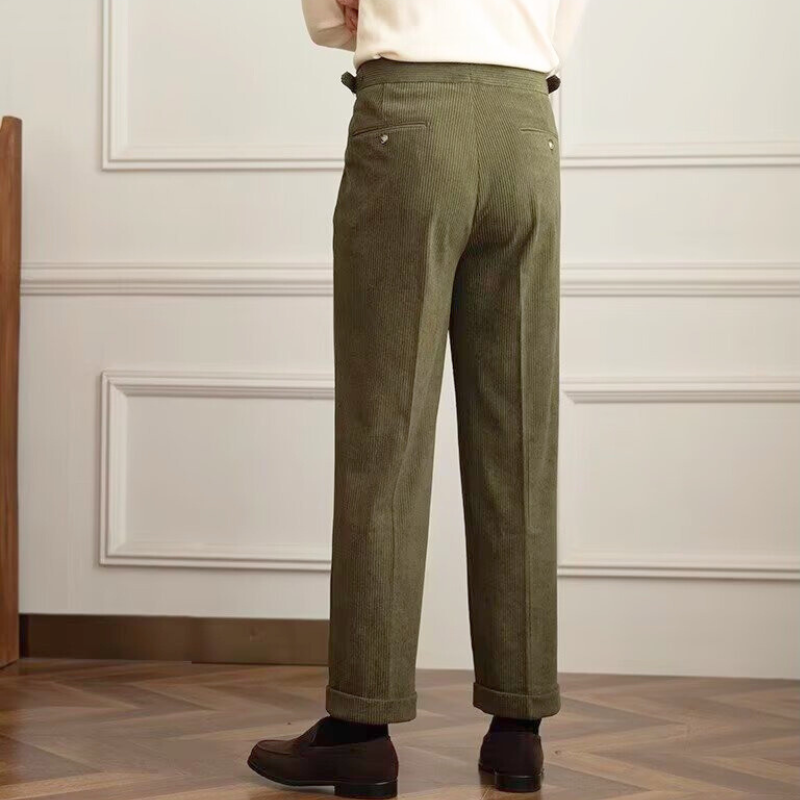 カーキのパンツを後ろ姿でもスマートに魅せるシルエットが特徴
