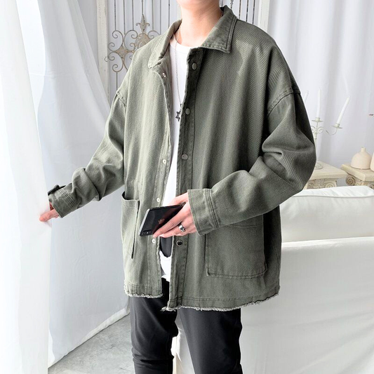 30代メンズ向け春秋アウター スナップボタン付きカーキシャツジャケットの前面スタイル