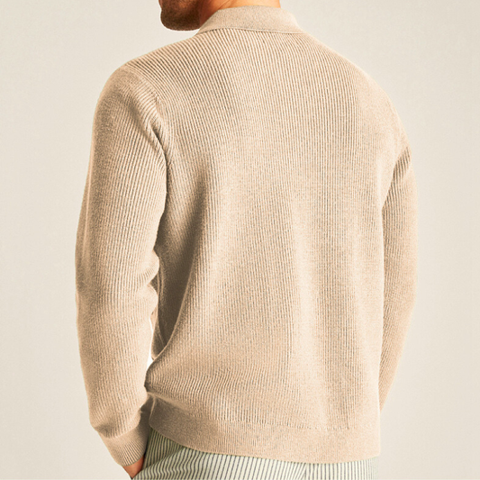 襟付きカーディガンの後ろ姿。ミドルゲージニットの編み地が美しい。