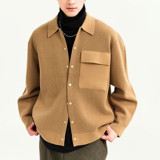 30代メンズ向けベージュのニットシャツジャケット着用コーデ