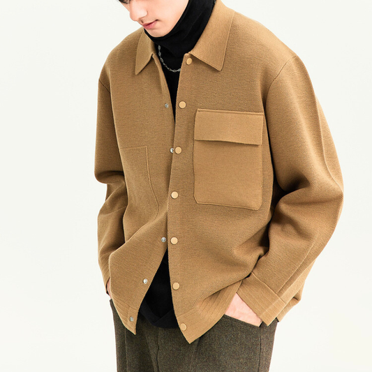 落ち着いた秋カラーのベージュジャケットを羽織る男性