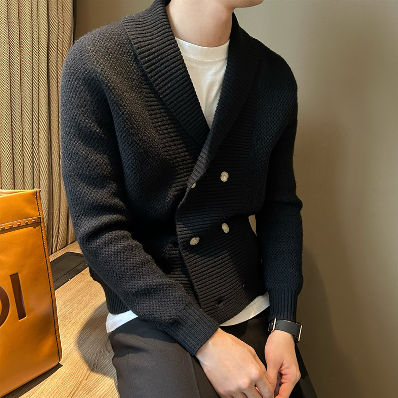 落ち着いた雰囲気の大人コーデに仕上がるニットの全体ビュー