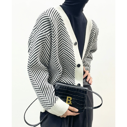 タートルネックとレイヤードしたヘリンボーン柄ニットカーディガンコーデ