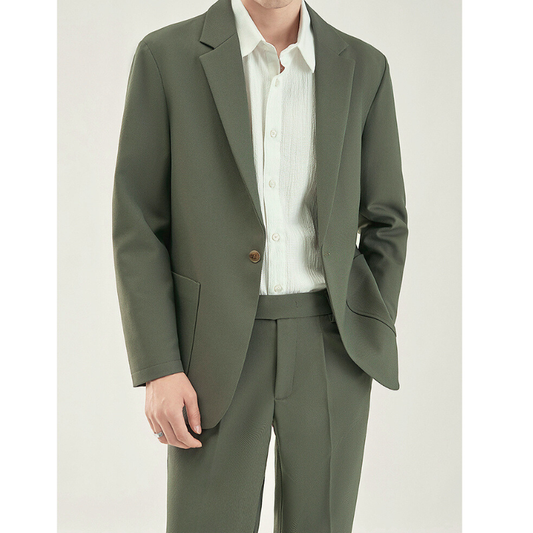 オールシーズン対応 テーラードジャケット×スラックスのきれいめセットアップ カーキカラー