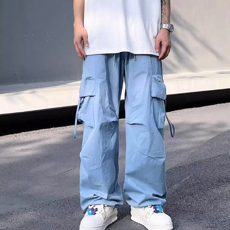 サックスブルーのワイドカーゴパンツを着用した30代男性のコーデ例