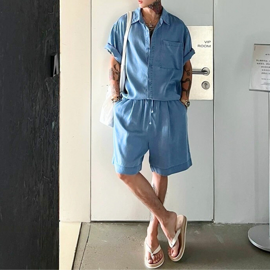 涼しげな雰囲気のブルー サマーセットアップ 薄手ポリエステル素材 30代メンズの休日コーデに最適