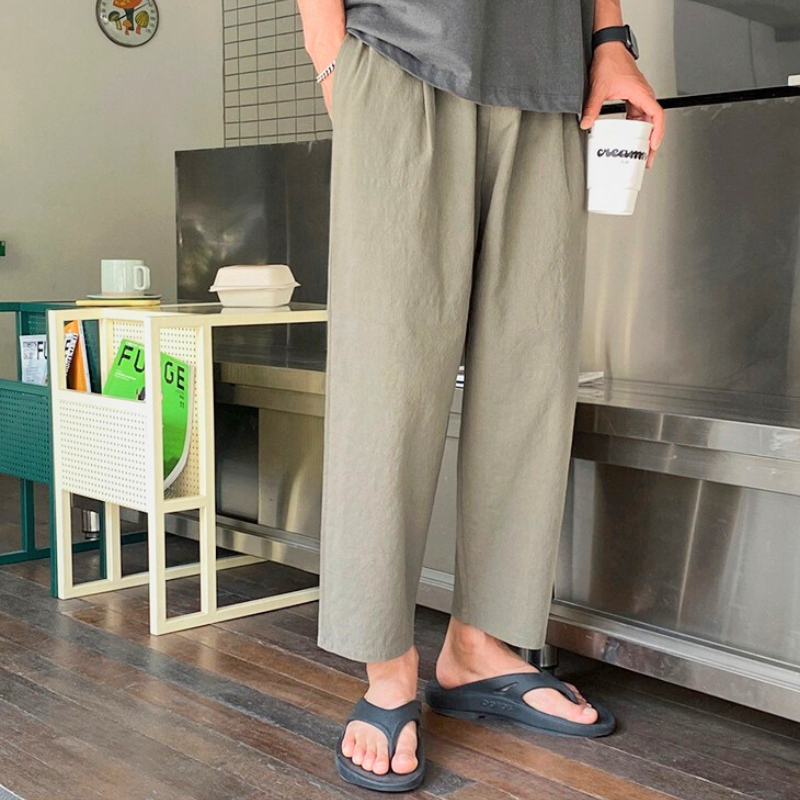 グレートップスと合わせたリネン混アンクル丈パンツの着こなし(カーキ)
