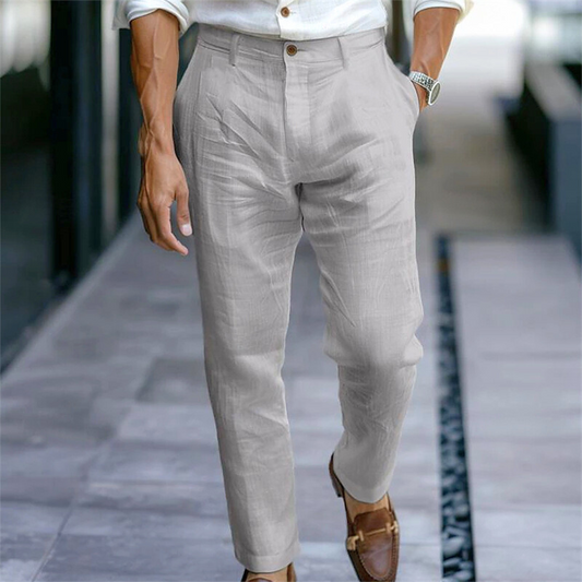 グレーのテーパードアンクルパンツで上品にまとめたスタイリング