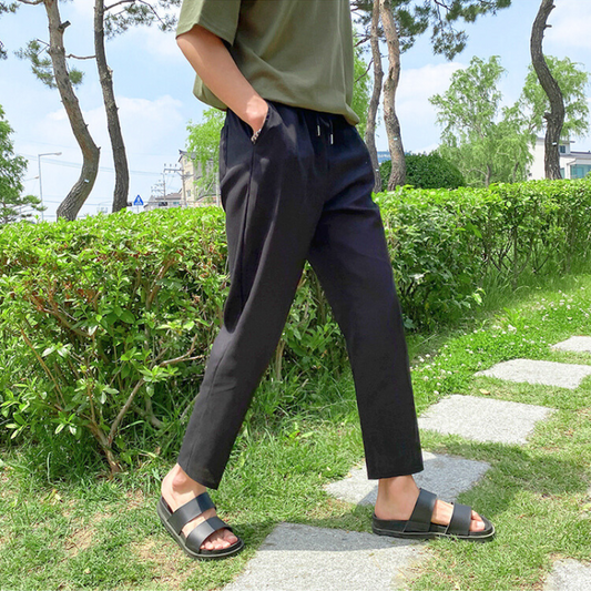 緑のトップスとリネンパンツの組み合わせでナチュラルな初夏コーデ