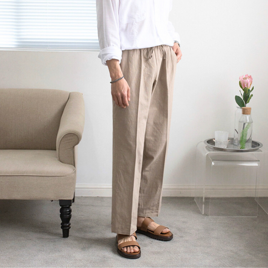 コットンリネン素材のストレートパンツを着用した男性(ベージュ・正面)