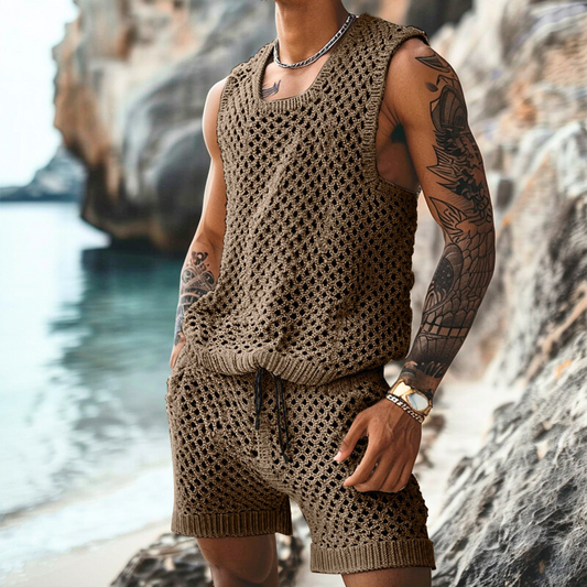 30代メンズ向け メッシュ編みサマーニットセットアップ ノースリーブタンク×ショートパンツ ライトブラウン 夏のリゾートカジュアル