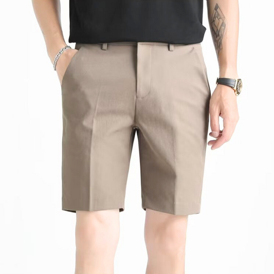 30代メンズにおすすめのモカベージュショートパンツ正面着用カット|春夏のきれいめコーデに最適