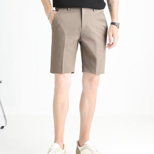 大人カジュアルに映えるモカショートパンツのスタイリング例(30代メンズ)