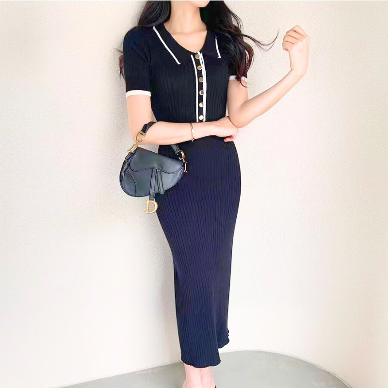 モノトーン小物と合わせたブラックワンピで品よくまとめた着こなし