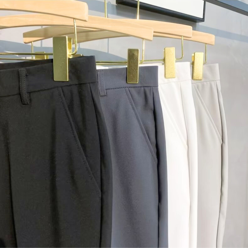 多色展開のテーパードパンツをラックに並べた展示写真(ウエスト部分アップ)