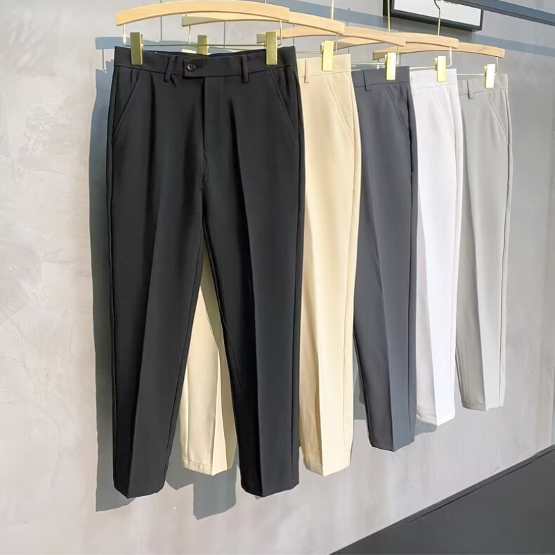 多色展開のテーパードパンツをラックに並べた展示写真