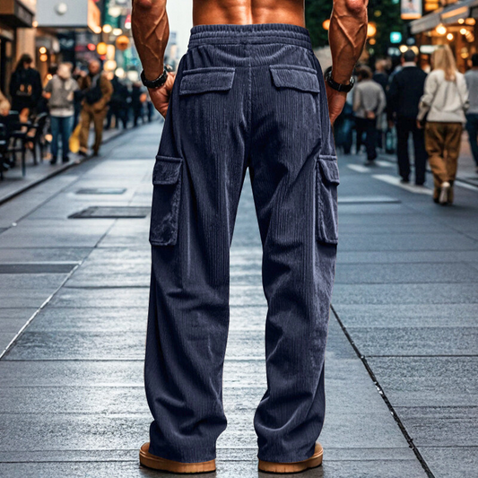 ストライプ調ネイビーカーゴパンツを着用したバックスタイル|大きめポケットで男らしさを演出
