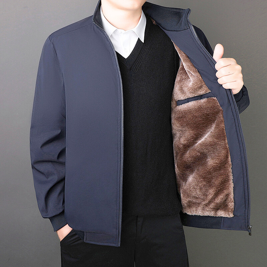 ネイビー裏起毛ブルゾンの内側を見せたコーディネート例