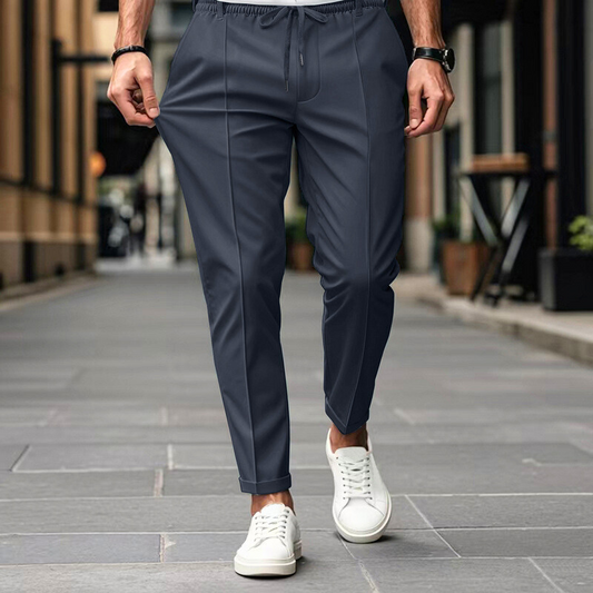 ネイビーのコットンライクセンタープレスイージーパンツを着こなす30代メンズ