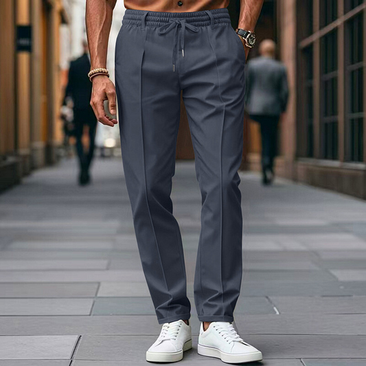 ネイビーのパンツを街中でスマートに履きこなす男性モデル