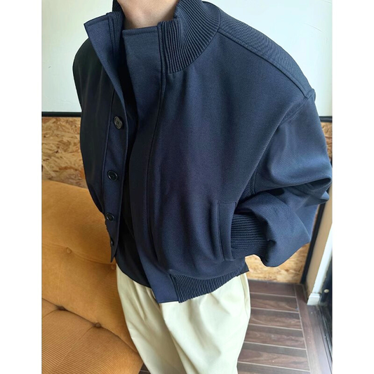 30代メンズ向け春秋ジャケット|ネイビーのリブスタンドデザインが映える上品アウターコーデ