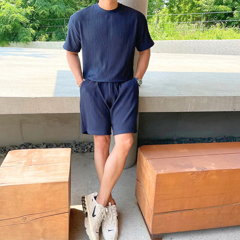 30代男性がリブTシャツ×ショートパンツのネイビーセットアップを着用し立っている正面姿