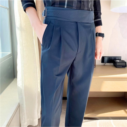 ネイビースラックスのサイドアジャスター仕様を写した30代メンズ向けきれいめ春秋コーデ