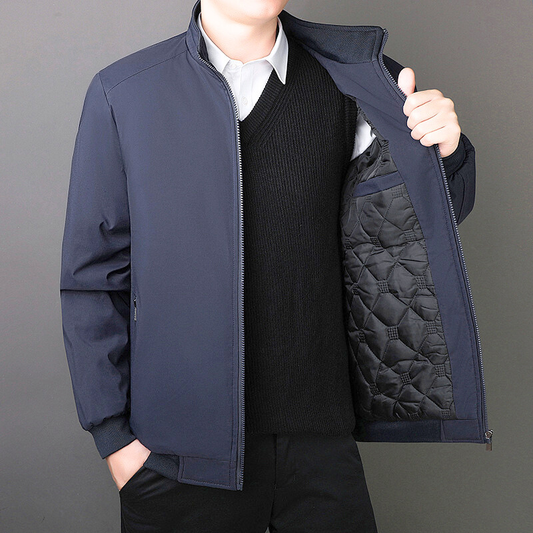 30代メンズが着こなすネイビーのスタンドカラーブルゾン(中綿タイプ)