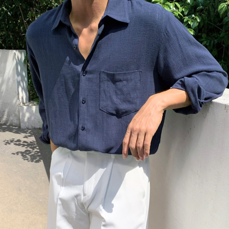 手元のアクセとネイビーシャツがリンク。こなれた男の休日コーデ。