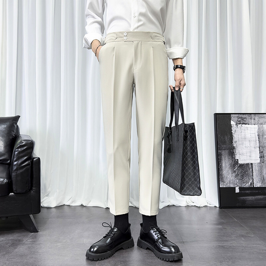 アンクル丈アイボリーパンツを正面から捉えたスタイルアップコーデ例