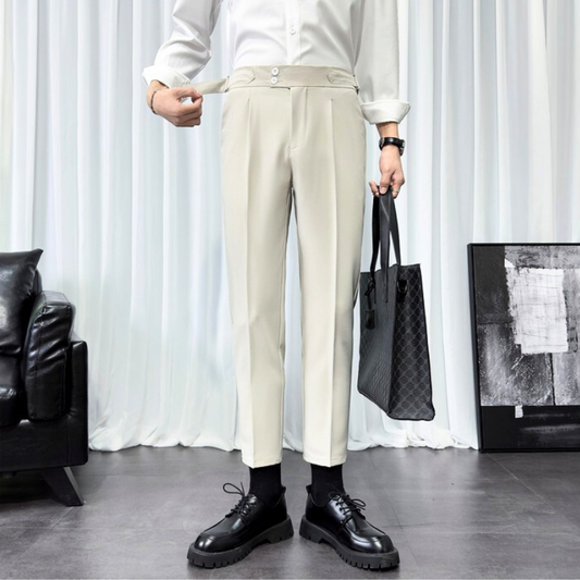 ノンアイロン仕様のアイボリースラックスを着用した30代メンズのきれいめコーデ