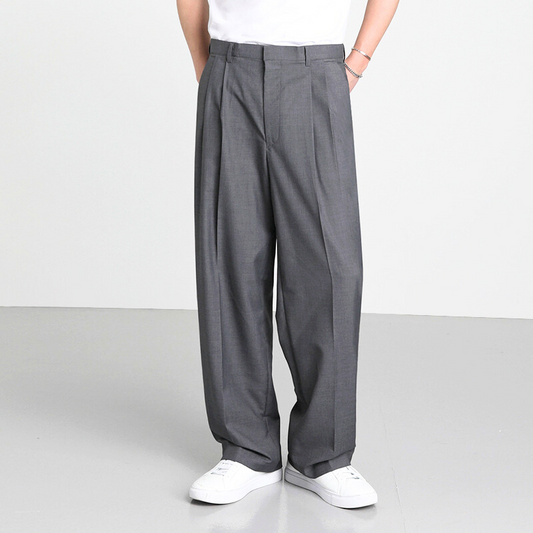 ノンアイロンツータックストレートスラックスを正面から着用した全身コーデ