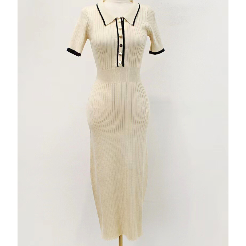 オフホワイト×ブラックラインの大人ワンピ|清楚で男ウケも抜群な印象に