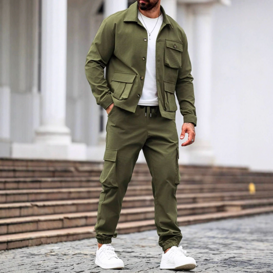 40代メンズにおすすめ オリーブカーゴセットアップ シャツジャケット×ジョガーパンツ 秋冬コーデ