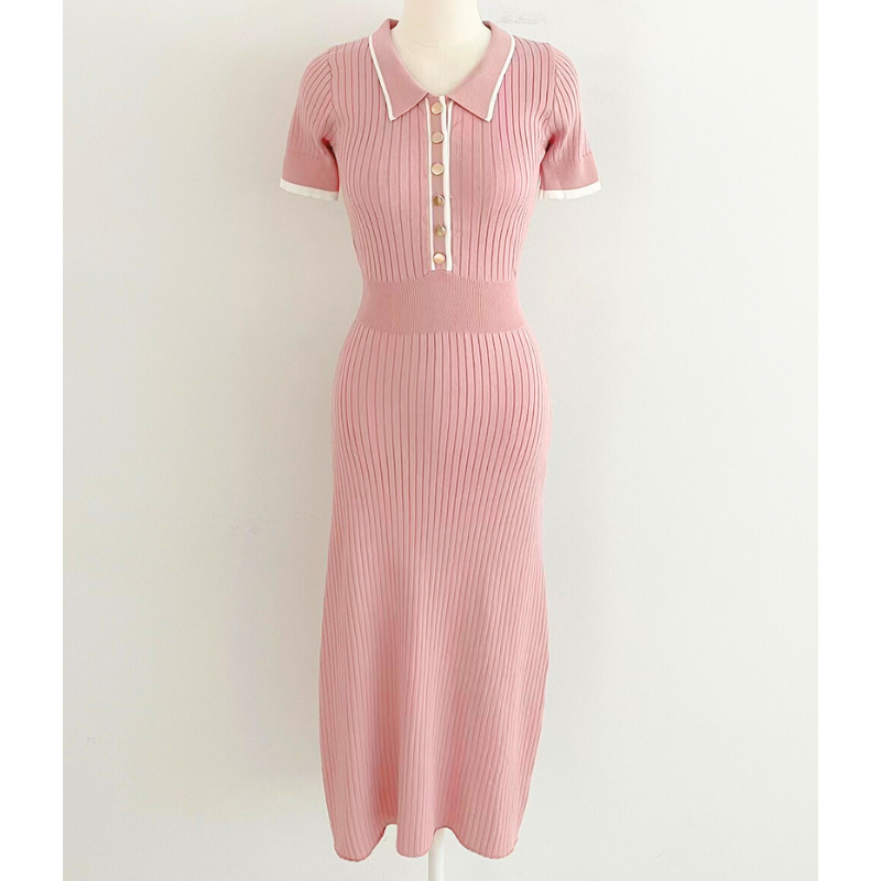 フェミニンなピンクカラーのリブニットワンピース|女性らしさが際立つ一枚