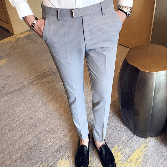 グレーのピンストライプパンツを着用した30代メンズ、洗練された春夏のきれいめスタイル