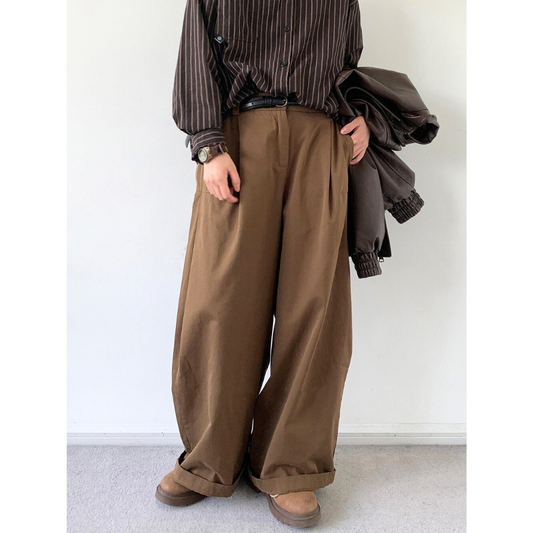 30代メンズ向け ワイドストレートパンツ|カーキのとろみポリエステル素材が春夏秋冬に使える抜け感シルエット