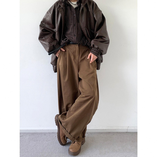 春秋のカジュアルコーデに合うワイドパンツ|柔らかな落ち感でスタイルアップ