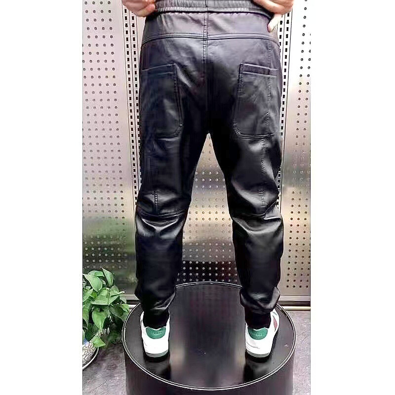 PUレザージョガーのバックスタイルを室内で撮影した画像