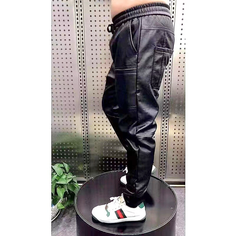 PUレザーパンツの立体的なサイドシルエット(着用)