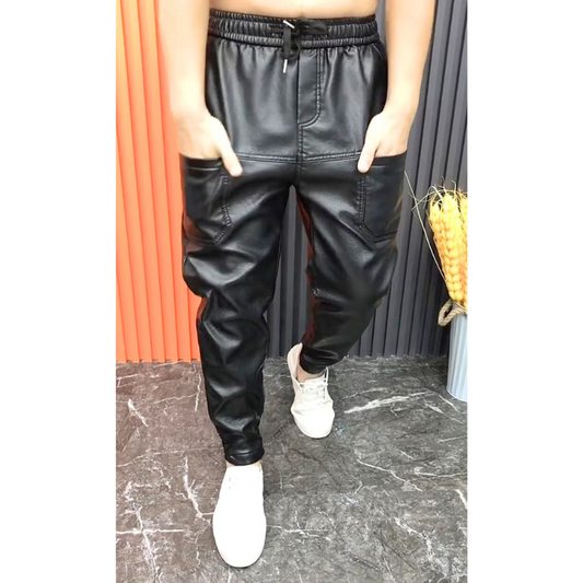 PUレザージョガーパンツを正面から着用した男性モデル