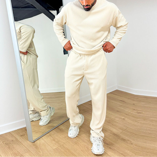 30代メンズの春秋コーデに合うアイボリーのリブカットソーセットアップ