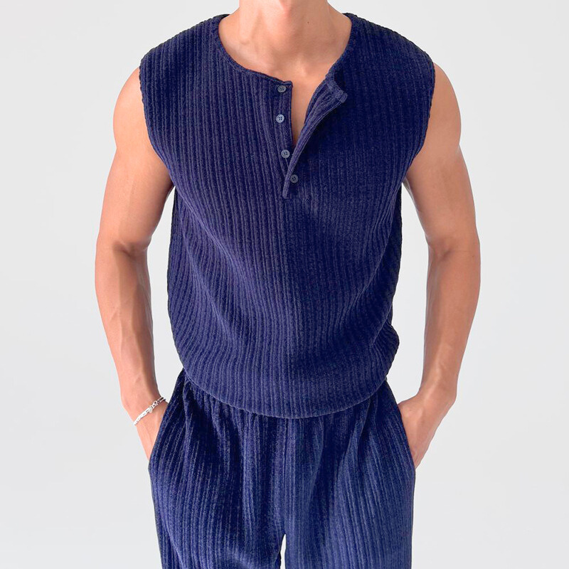 リブ素材が涼しげなネイビーのセットアップ。ノースリーブ×ストレートパンツで夏に最適な30代メンズスタイル